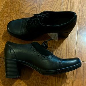 Clark’s lace up black heeled shoes size 7M